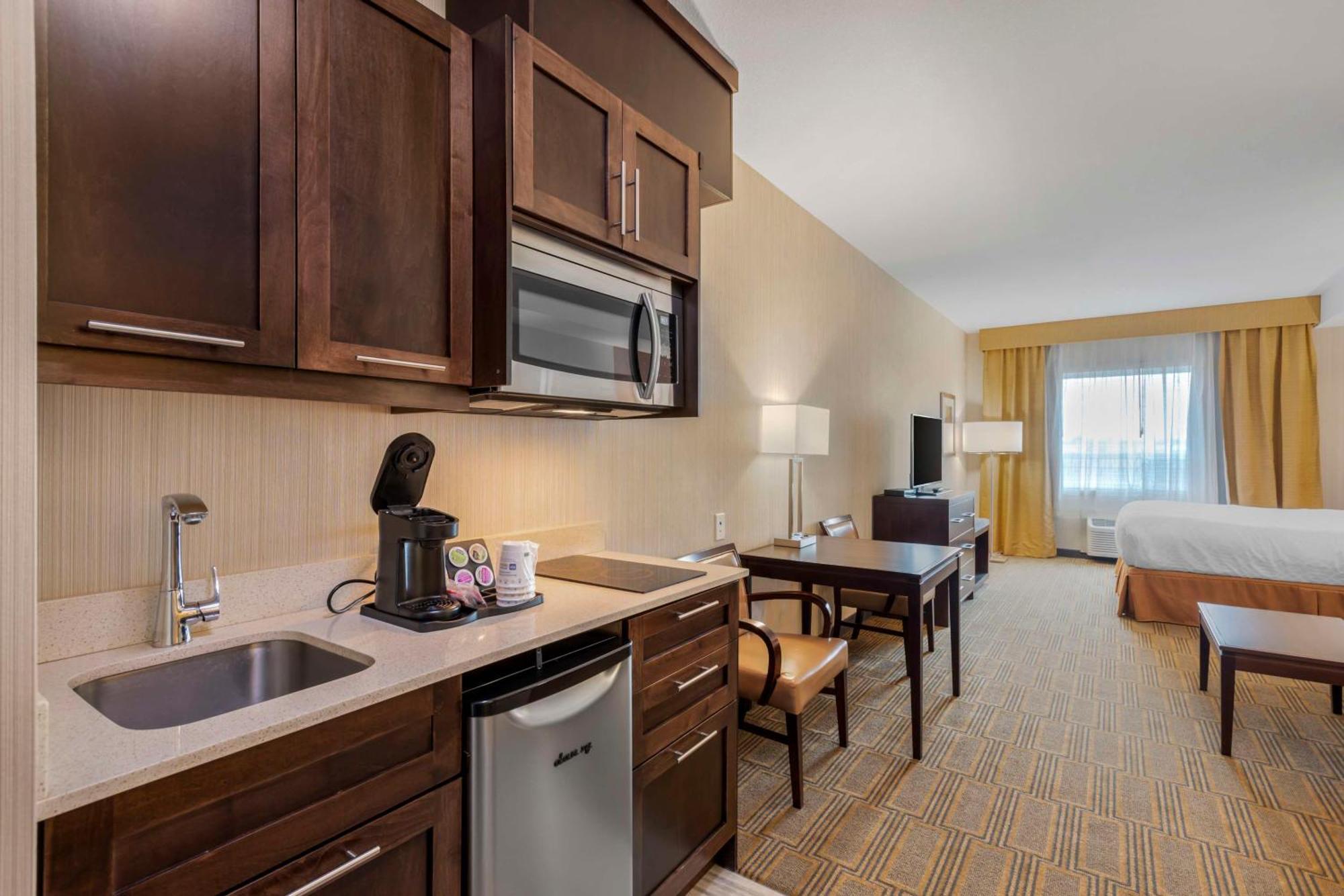 Best Western Plus Chateau Fort St. John מראה חיצוני תמונה