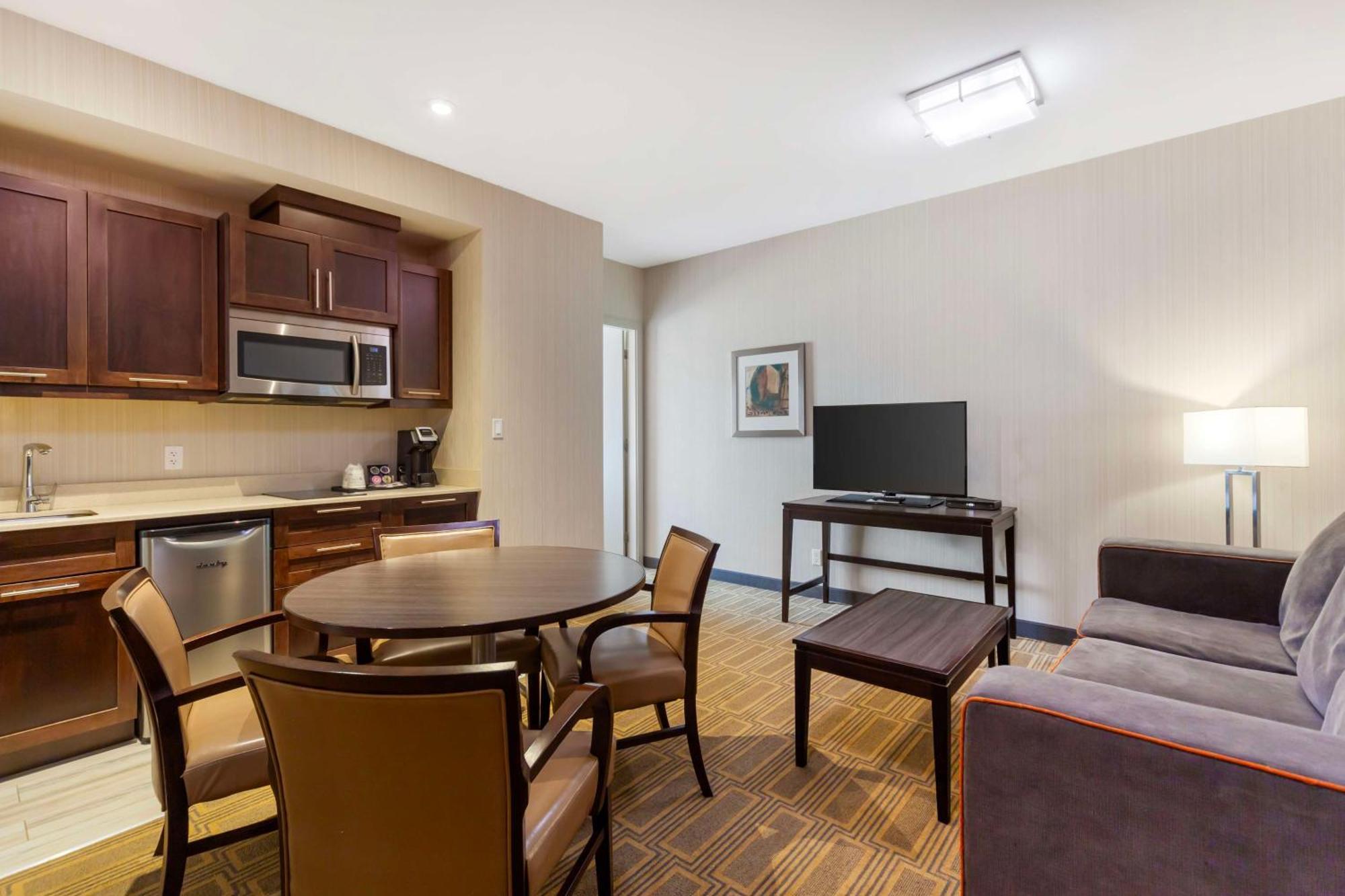Best Western Plus Chateau Fort St. John מראה חיצוני תמונה
